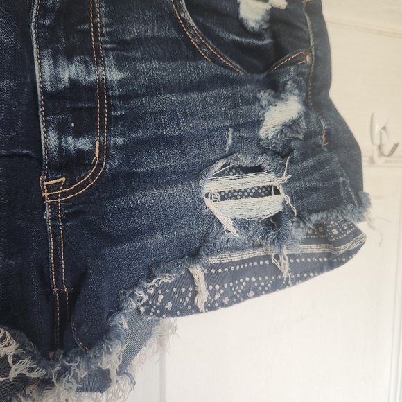 American Eagle Womens Distressed Denim Shorts With Peekaboo Pocket Liner - Size6 - Picture 7 of 13